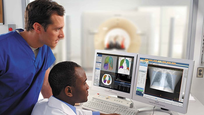 Artsen analyseren radiologische scanbeelden met hoge resolutie