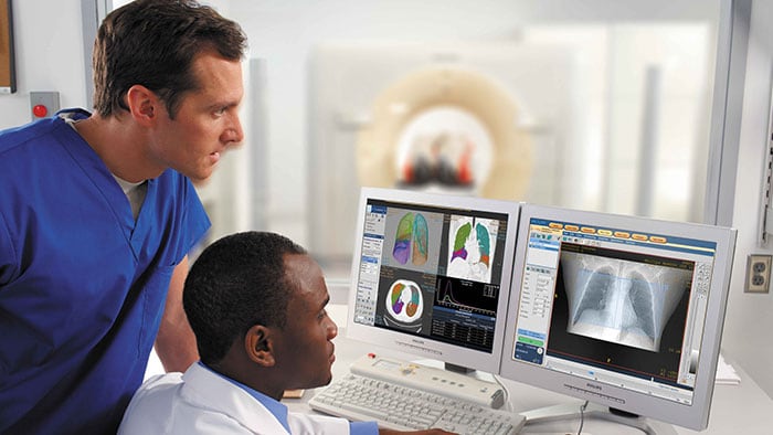 Artsen analyseren radiologische scanbeelden met hoge resolutie