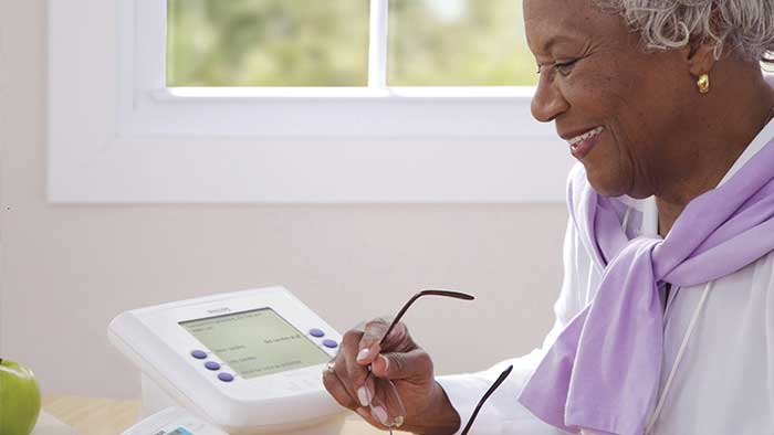 Un patient utilisant les telesoins a domicile