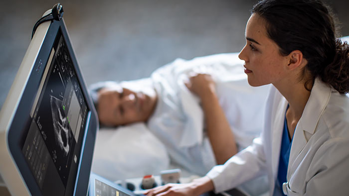 Médecin surveillant un patient