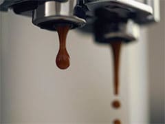 Seules quelques gouttes de café s'écoulent de la machine espresso Philips Saeco