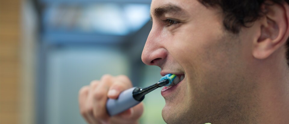 Homme avec la brosse à dents DiamondClean Smart