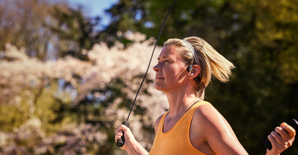 Atleet die beengeleidingshoofdtelefoons gebruikt