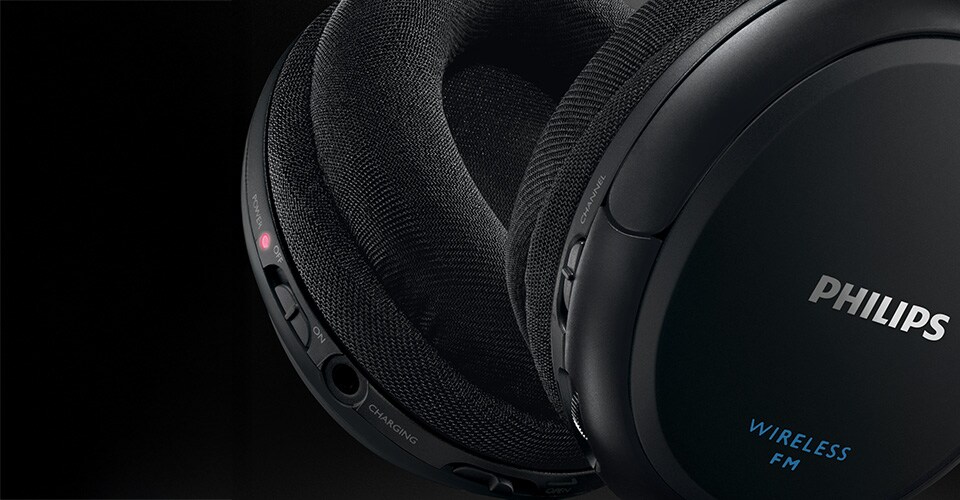 Gros plan des commandes et des coussinets d'oreille du casque Philips SHC5200