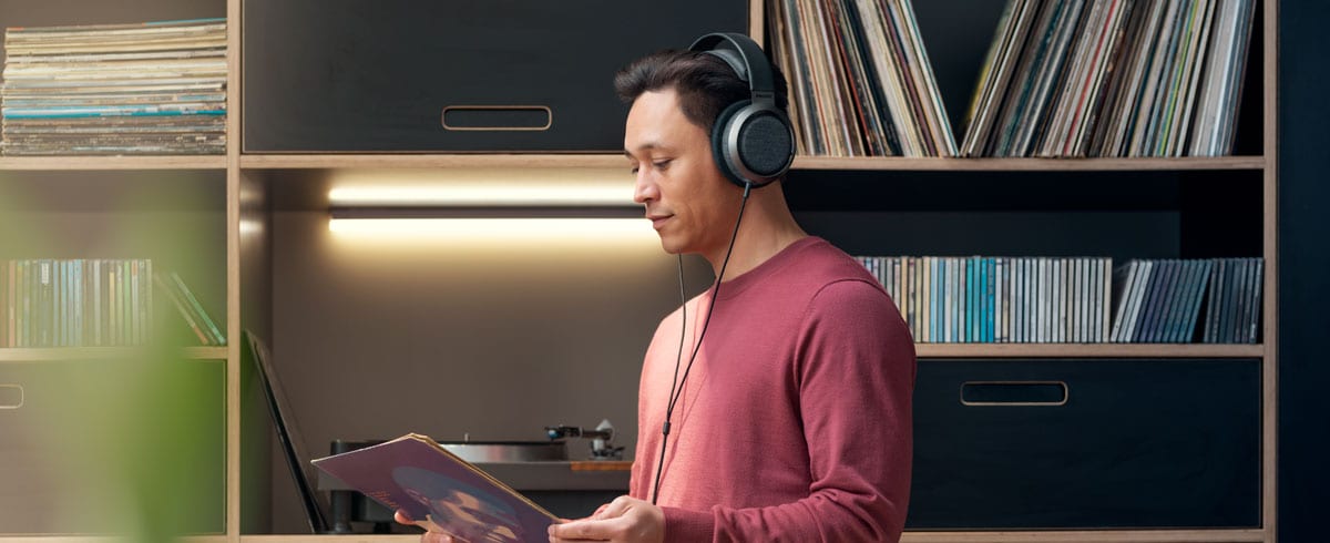 Un homme écoutant de la musique avec le casque Philips X3