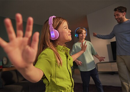 Kinderen die muziek luisteren op Philips on-ear-koptelefoons