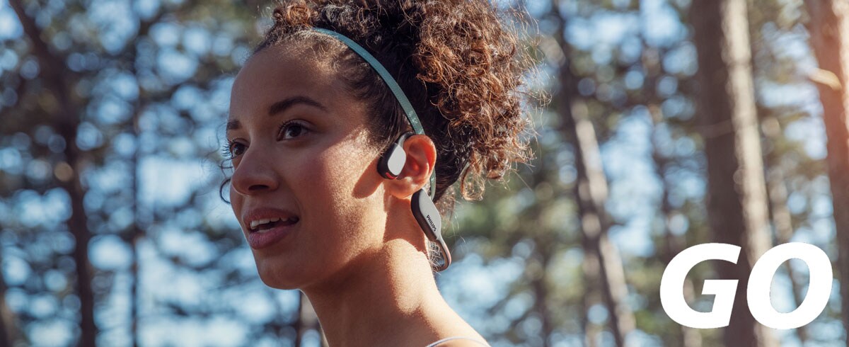 Photo en gros plan d'une femme portant un casque sport à conduction osseuse