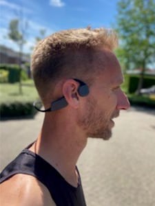 Hardloper met koptelefoon met bone conduction