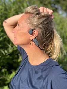 Vrouw met bluetooth-koptelefoon met bone conduction van Philips