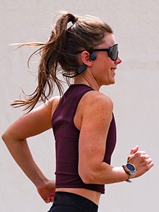 Vrouw die hardloopt met koptelefoon met bone conduction