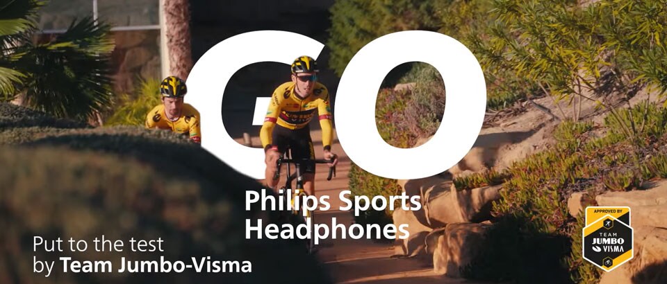 Twee teams met atleten van Team Jumbo-Visma die buiten fietsen