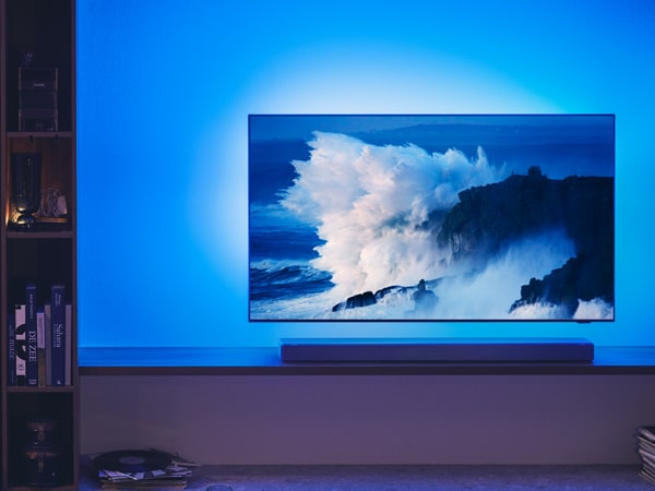 Téléviseur Philips Ambilight et barre de son synchronisés