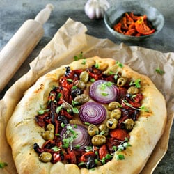 Gevuld brood met tomaten en olijven