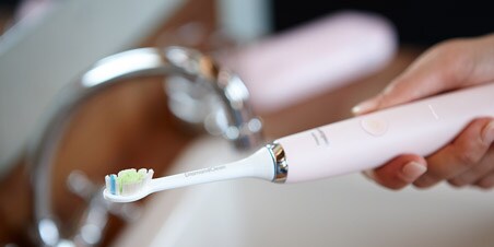 Een elektrische tandenborstel reinigen 