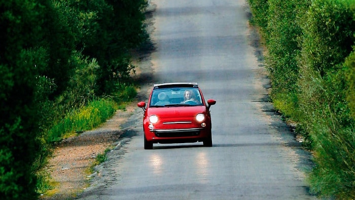 rode auto op de weg