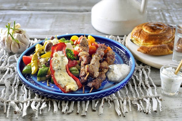 Souvlaki met Griekse salade en tzatziki