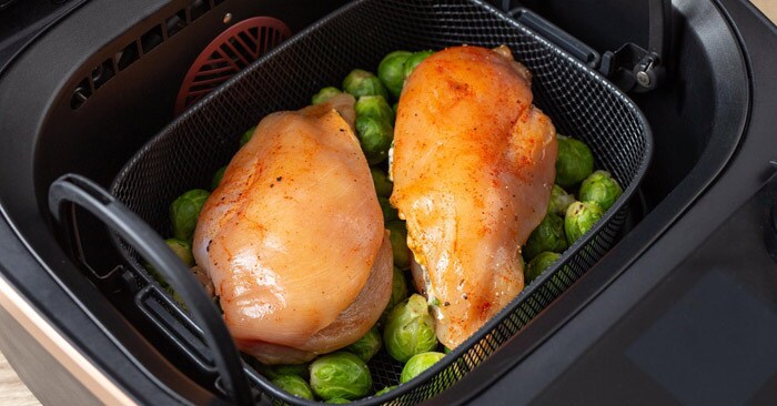Haal de kipfilets na het bakken uit de Air Cooker. 