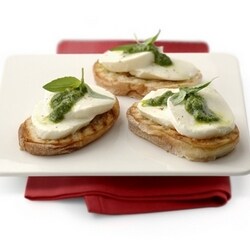 Knoflookciabatta met mozzarella en verse pesto 