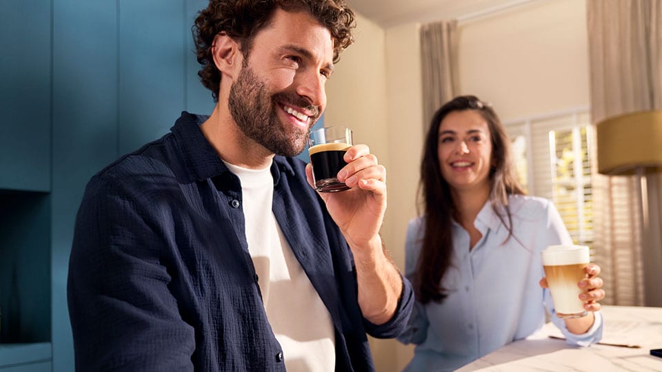 Vrienden zitten aan de tafel en drinken koffie