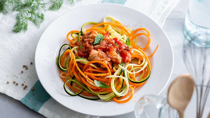 Nouilles de courgettes et leur sauce tomate au saumon