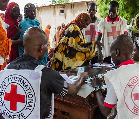 Le personnel de la Croix-Rouge apporte son aide contre la crise alimentaire