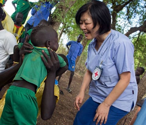 Personnel de la Croix-Rouge avec un enfant