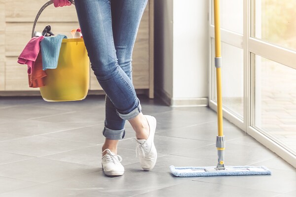 Een tegelvloer dweilen zonder strepen