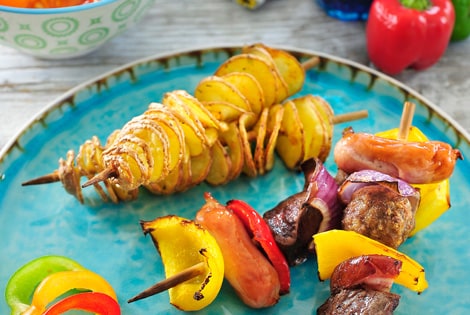 Des brochettes colorées avec des tortillons de pommes de terre