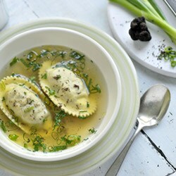 Kippenbouillon met ravioli van truffel