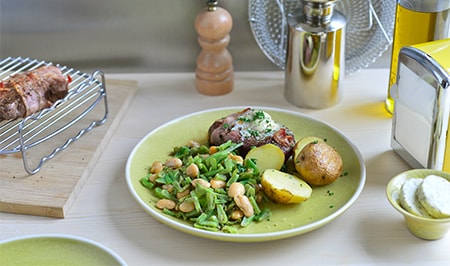 Provençaalse steak met blote kontjes in het gras en aardappels