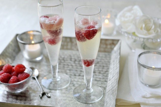 Spoom van champagne en frambozensorbet