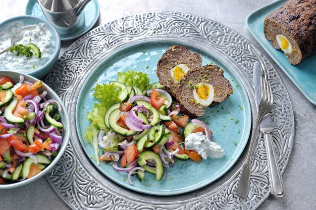 Gevulde gehaktrol met rauwkostsalade