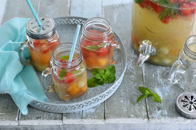 Kleurrijke meloen-druivenpunch met lavendel