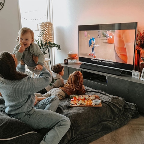 Familie kijkt naar Ambilight-tv