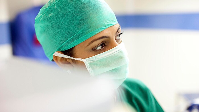 Verpleegkundigen vormen het hart van onze gezondheidszorg en hebben onze hulp nodig. Dit is wat we moeten doen.
