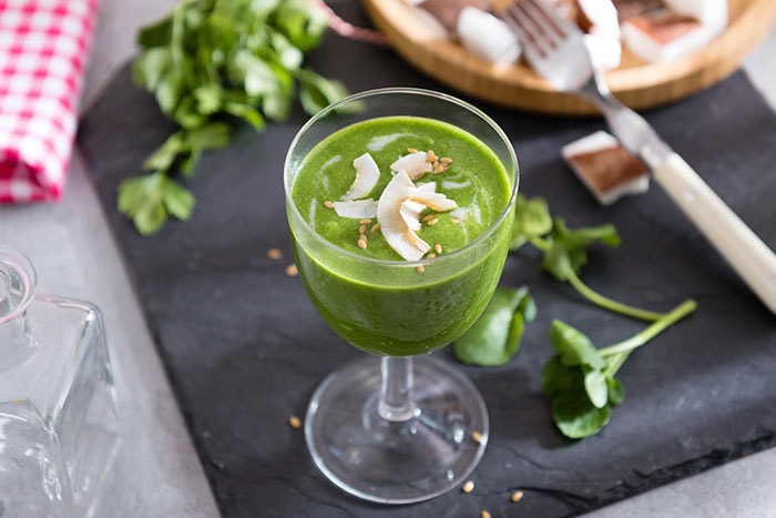 Groene smoothie op basis van waterkers, andijvie, groene paprika en basilicum