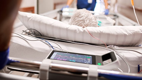 Philips introduit le moniteur IntelliVue X3 en Europe pour une surveillance continue des patients en soins intensifs lors des transports au sein de l’hôpital