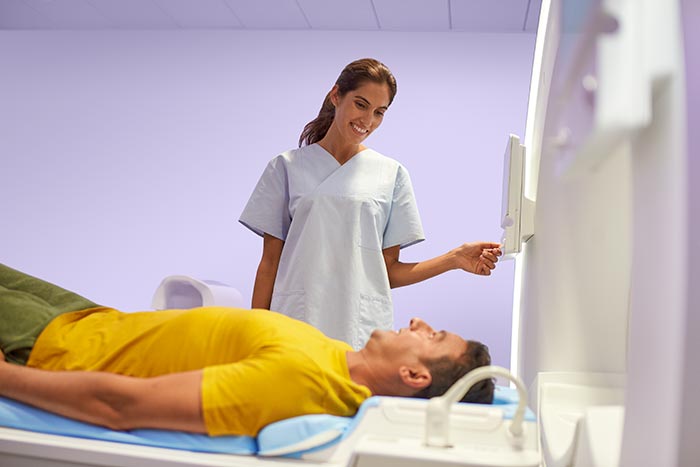 Patient et clinicien avec le scanner Philips Ingenia Ambition X 1.5 MR (Ouvre dans une nouvelle fenêtre)