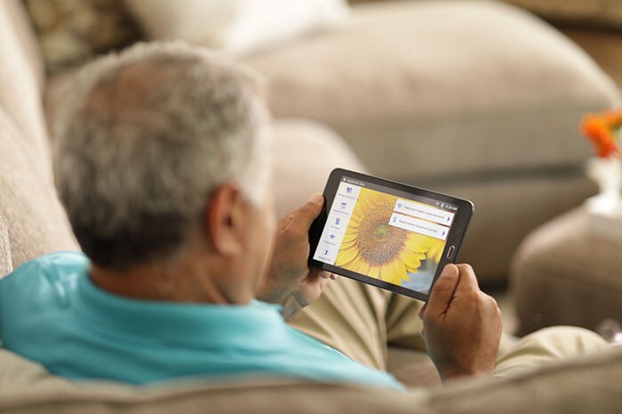 Met de eCareCompanion-app kunnen patiënten hun dagelijkse gezondheidstoestand thuis met een tablet vastleggen.