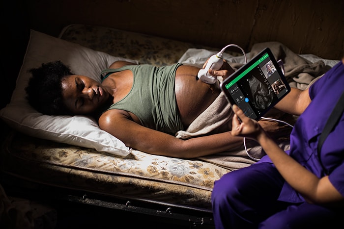 Philips Lumify Reacts midwife remote location (Ouvre dans une nouvelle fenêtre)