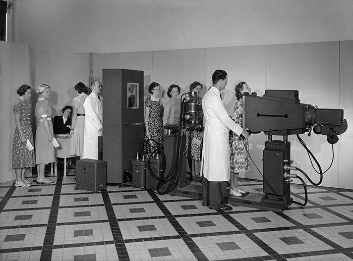 Download image (.jpg) Screening Philips staff for or tuberculosis in 1951 in the Netherlands (Ouvre dans une nouvelle fenêtre)