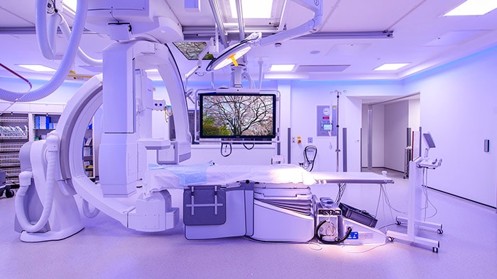 Le système de thérapie guidée par l'image de Philips – Azurion – équipé de la solution Ambient Experience et de l'écran FlexVision permet aux patients d'être plus sereins pendant les opérations