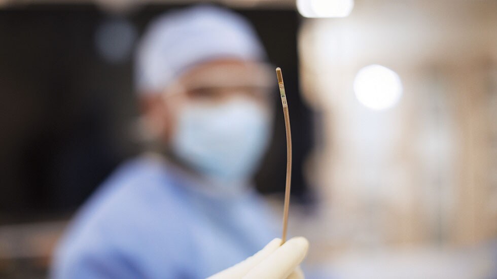 Arts houdt een VeriSight Pro 3D ICE-katheter vast