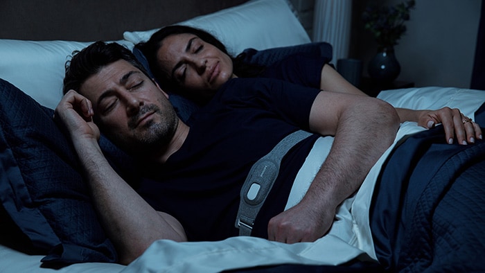 De nieuwe Philips SmartSleep Anti-Snurk Band zorgt voor stillere nachten voor rugsnurkers én hun partners