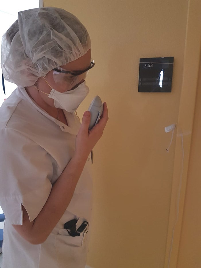 Infirmière Lyudmila Ruiter teste babyphone de Philips à l'hôpital « Flevoziekenhuis » aux Pays-Bas
