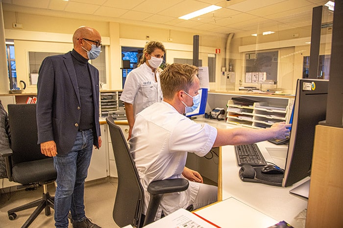 Le médecin généraliste Bert van Bremen (l) avec l'interne Myrna de Man au centre de surveillance de Meppel (photo : Frans Paalman)