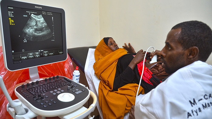 “Philips Community Life Centers dragen bij aan de oplossing van een enorm probleem in afgelegen gebieden: hoge moeder- en kindersterfte”
