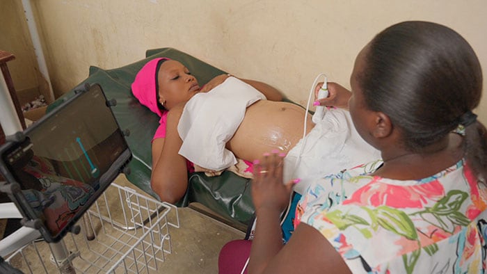 Philips facilite l’accès aux soins pour les femmes enceintes dans le monde entier grâce à une échographie basée sur l’IA